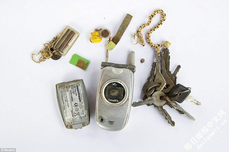 圖為遇難者的手機及SIM卡