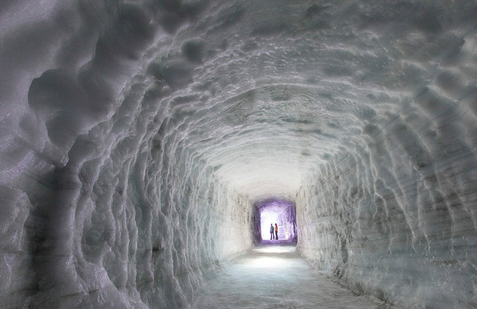 世界最大人造冰川隧道