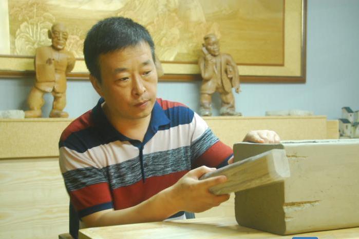楊曉光(廣東唯美陶瓷有限公司陶瓷博物館副館長) 楊曉光(廣東唯美陶瓷有限公司陶瓷博物館副館長)