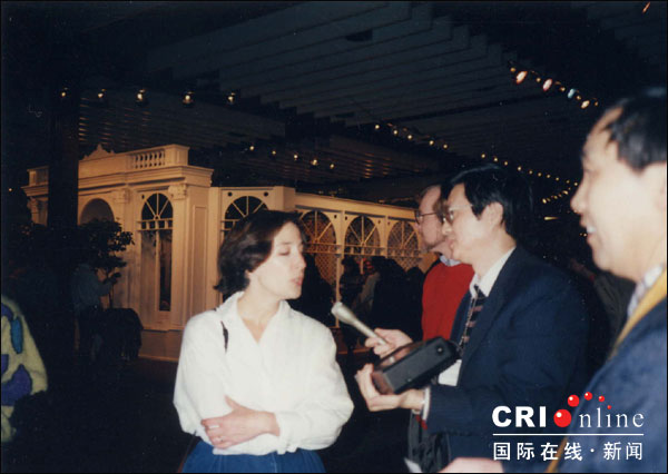 駐美國記者錢雨潤正在進行採訪(1987年)