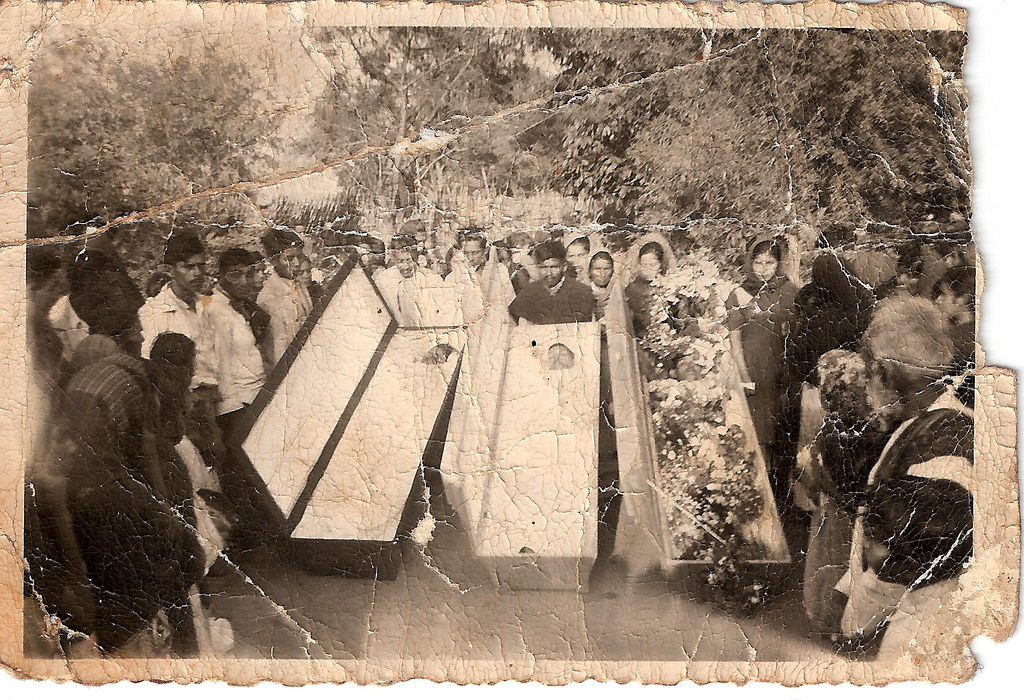 佛朗哥的葬禮(圖中左方)