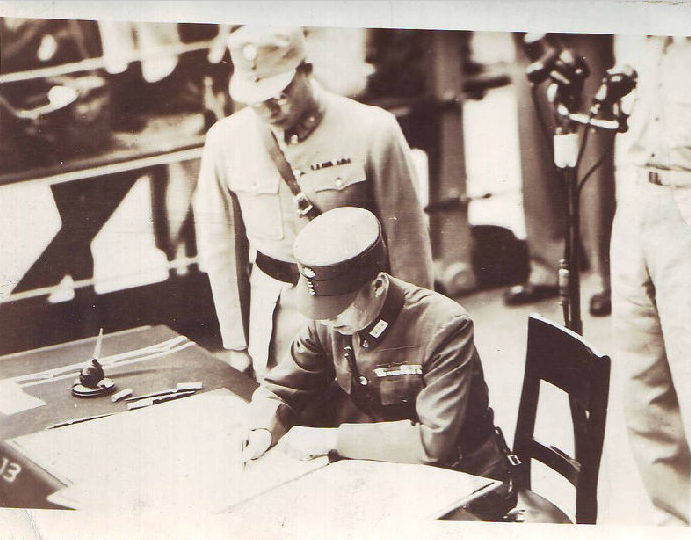 1945年，商震（後）陪同徐永昌接受日本無條件投降