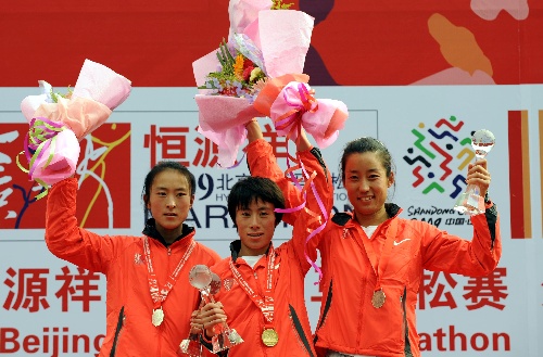 全運會上，張新(左)與兩位名將同台受獎。