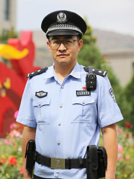 李建國(甘肅省定西市公安局安定分局汽車站派出所社區民警) 李建國(甘肅省定西市公安局安定分局汽車站派出所社區民警)