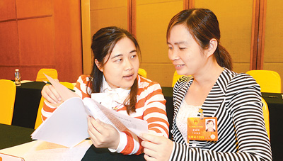 2013年3月李欣蓉（左）在全國人代會上