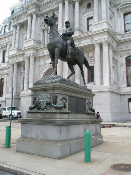 費城市政廳前的麥克萊倫塑像