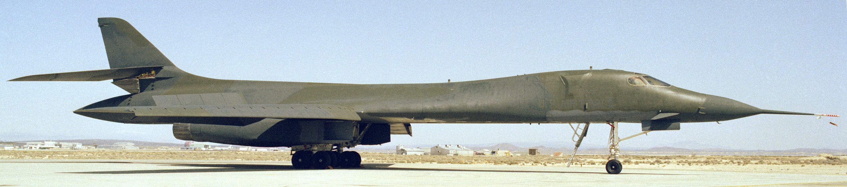 B-1B修長的機身