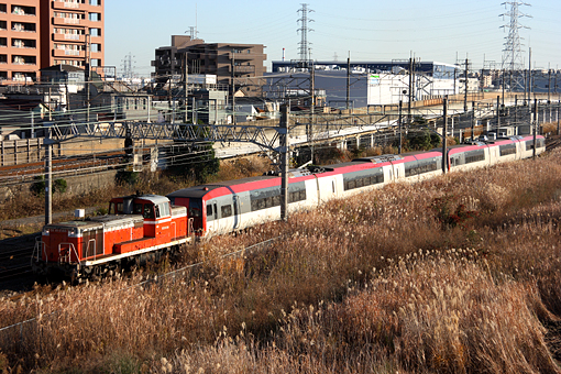 國鐵DE10牽引著長野電鐵253系
