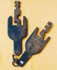 藏族地區喇嘛廟大門所用的木製大鑰匙