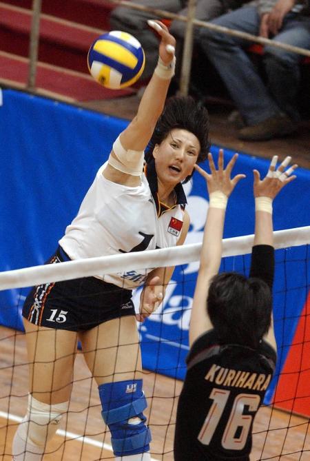 4月10日，中國女排隊員王麗娜(左)在比賽中大力扣球