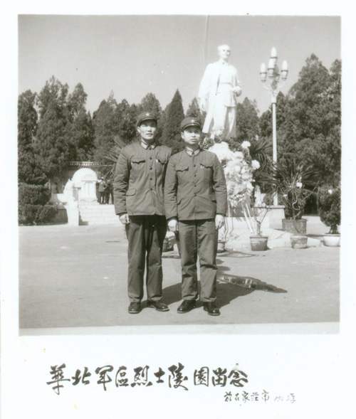 嚴高鴻（左）與戰友在一起