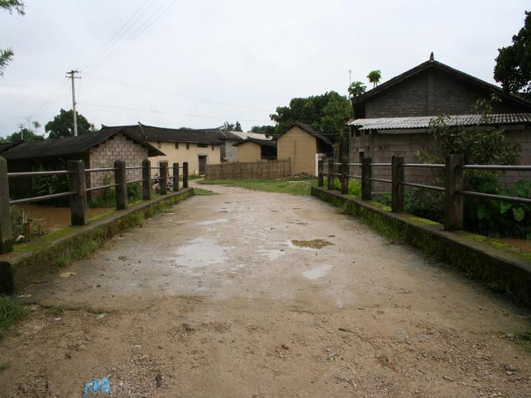 等稿村