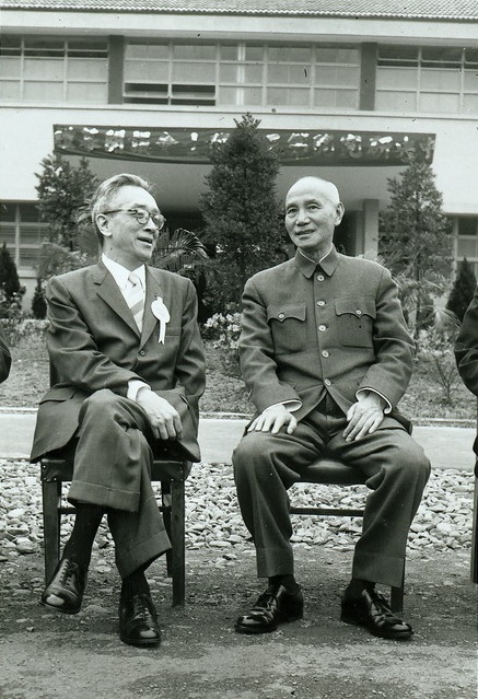1958年4月10日，與蔣介石在中央研究院
