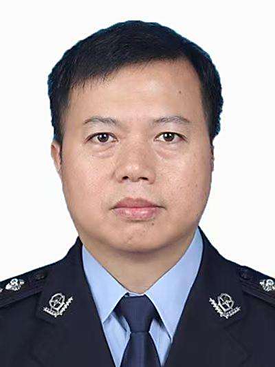 陳長青(福州高新技術產業開發區管委會副主任(掛職),公安分局局長) 陳長青(福州高新技術產業開發區管委會副主任(掛職),公安分局局長)