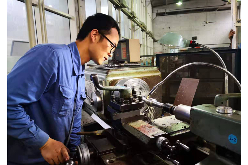 魏金龍(河南平原光電有限公司製造二部車工、副班長) 魏金龍(河南平原光電有限公司製造二部車工、副班長)