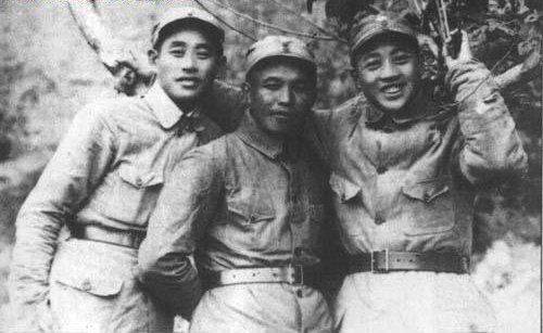 1945年，張祖諒(左1)與戰友在山西桃川