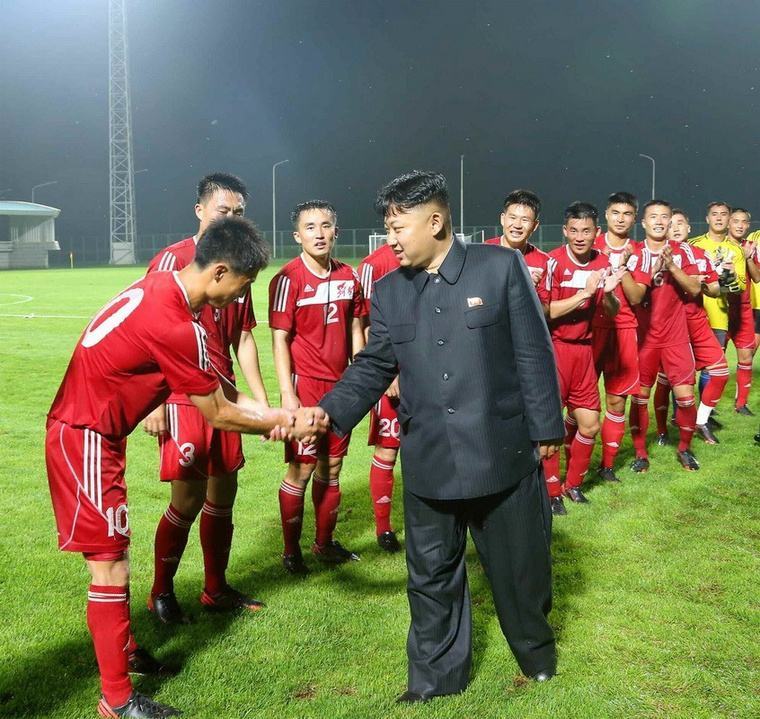 朝鮮領導人接見足球運動員