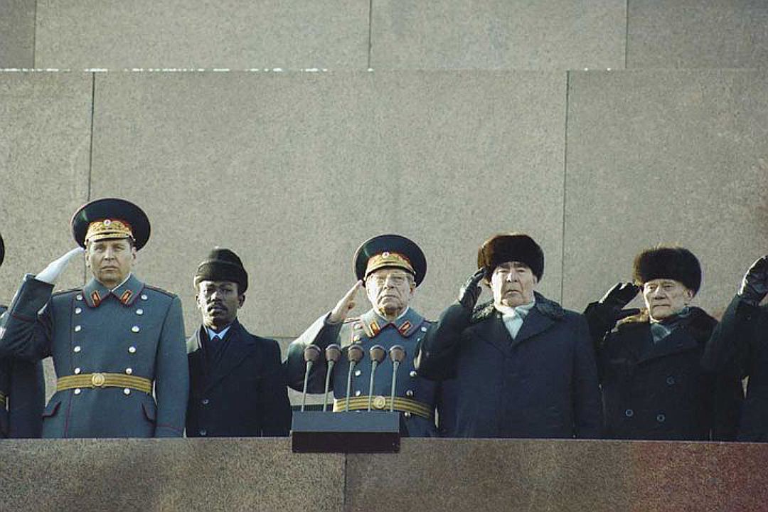 奧加爾科夫總參謀長（左一）在紅場閱兵式上