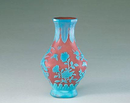 清乾隆豇豆紅套藍料玻璃花蝶紋瓶