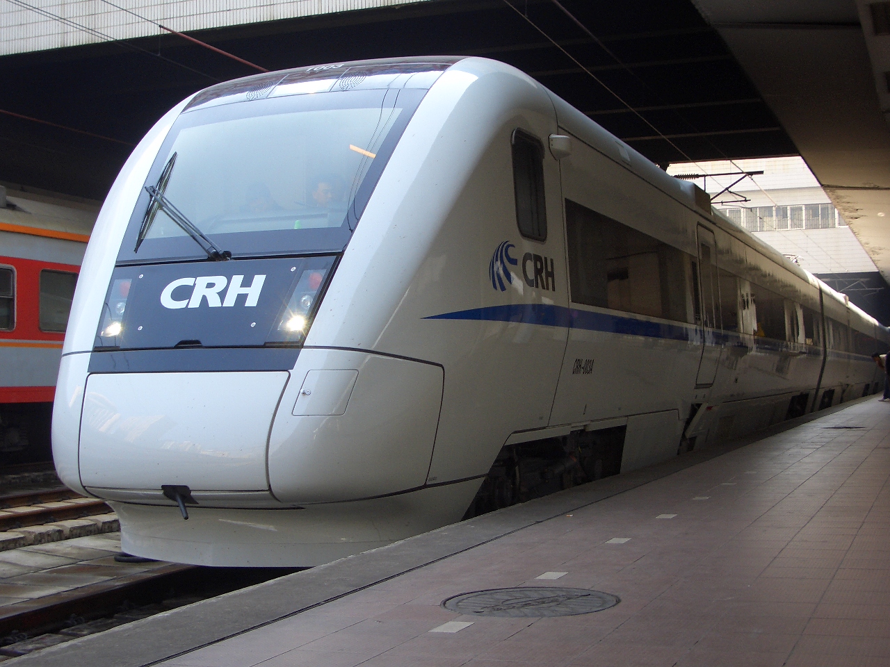 在深圳站試運行的初期出廠的CRH1A，風笛在車頭上方