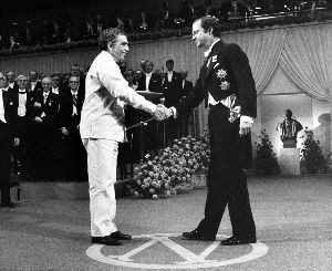 1982年馬爾克斯（左）領取諾貝爾文學獎
