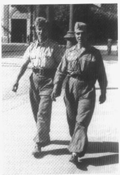 格哈德·漢夫少尉（左）在義大利維琴察