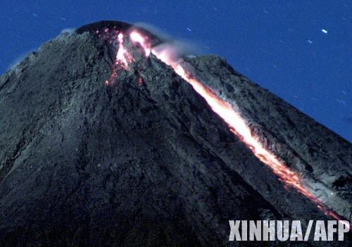 月13日，岩漿從默拉皮火山流出。