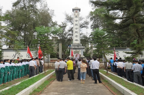 陸屋鎮居民在陸屋紀念碑舉行紀念活動