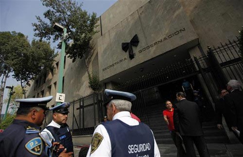 墨西哥內政部大樓門口牆上繫上黑絲帶哀悼