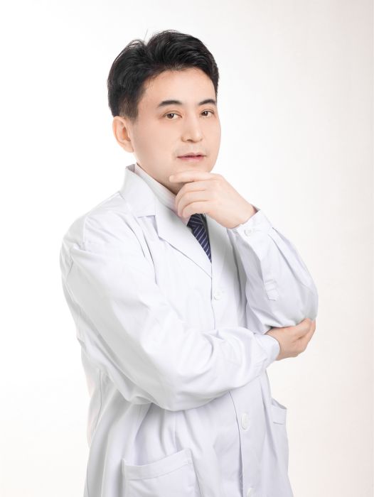 徐峻(宣城市眼科醫院院長、主任醫師) 徐峻(宣城市眼科醫院院長、主任醫師)