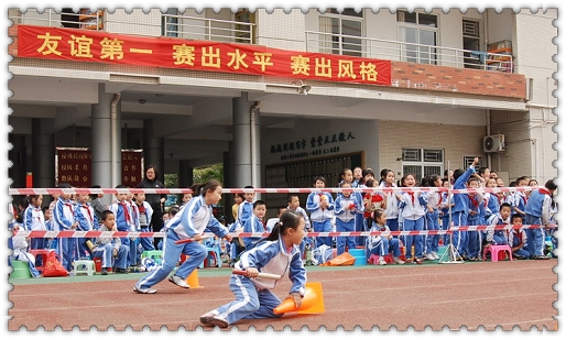 學校田徑運動會上，學生們奮力拚搏的瞬間。