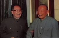 谷牧(左)與陳雲同志在一起