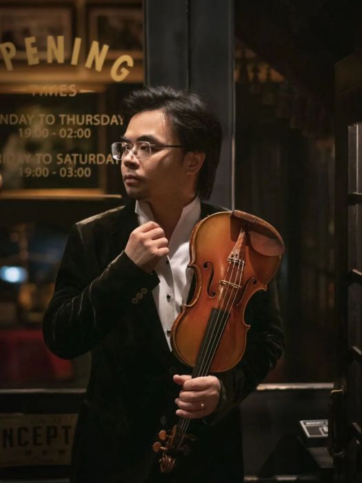 岳麟(青年小提琴演奏家,中央音樂學院教授) 岳麟(青年小提琴演奏家,中央音樂學院教授)