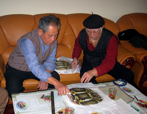 肖劍聲（右）與宋廣寧在研究三弦製作