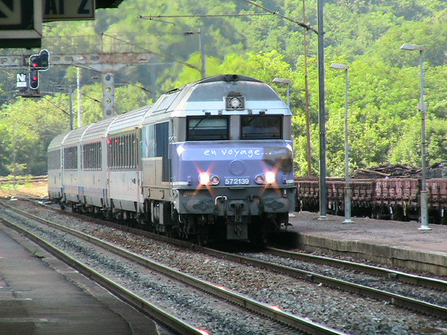 一列火車正在進入尾山站