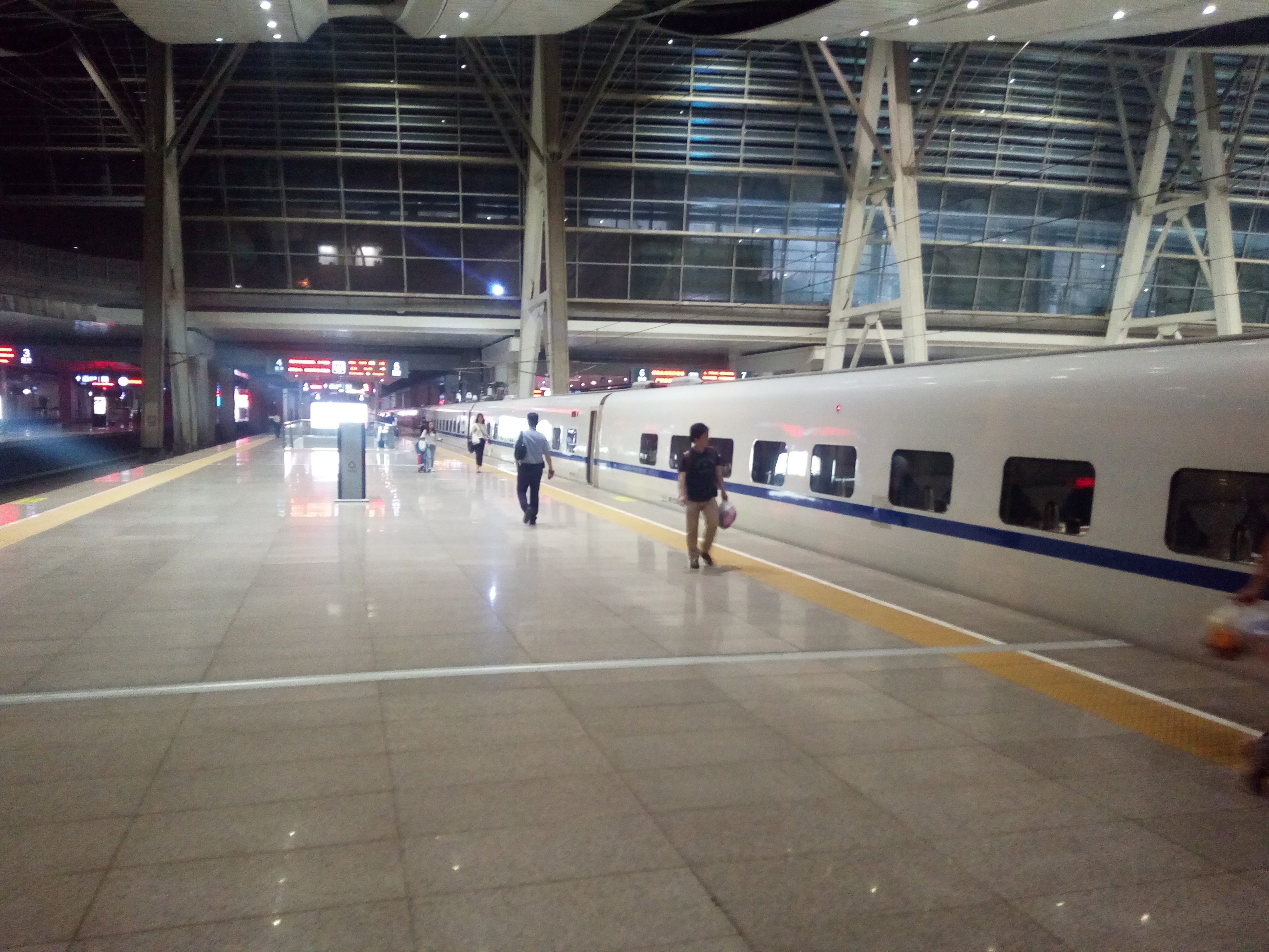 停靠於北京南站普速場5站台的D321次列車