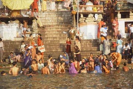 印度教徒在恆河“聖水”中沐浴