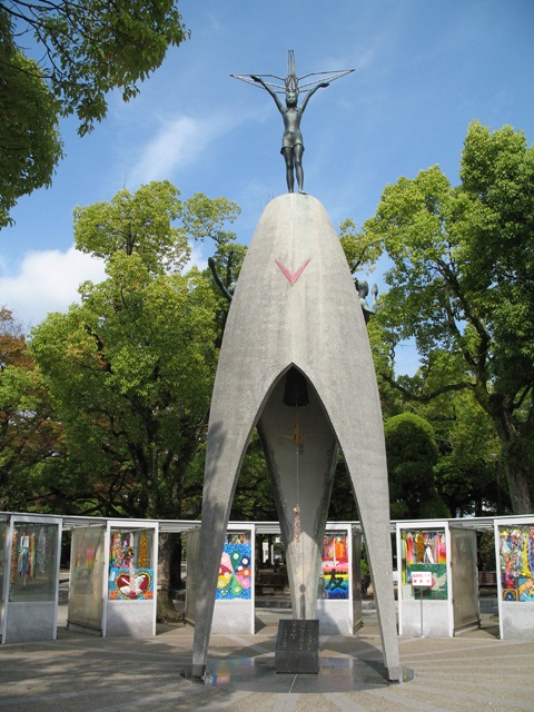 千羽鶴紀念碑