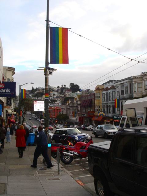 在舊金山卡斯楚街整年懸掛飄揚的彩虹旗