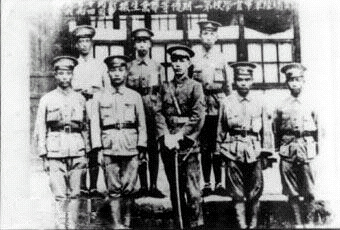 蔣介石與蔣先雲（左2）等黃埔一期畢業生