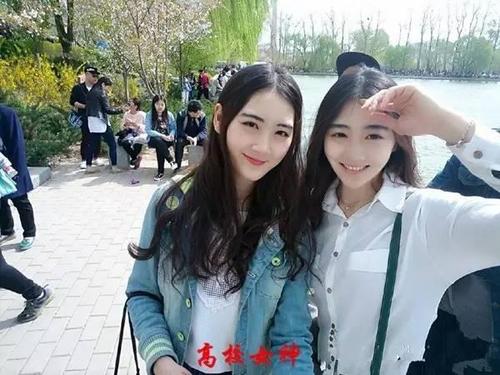 李熙蕾與姐姐的照片