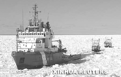 加海岸警衛隊一艘船護送兩艘被困的船離開。