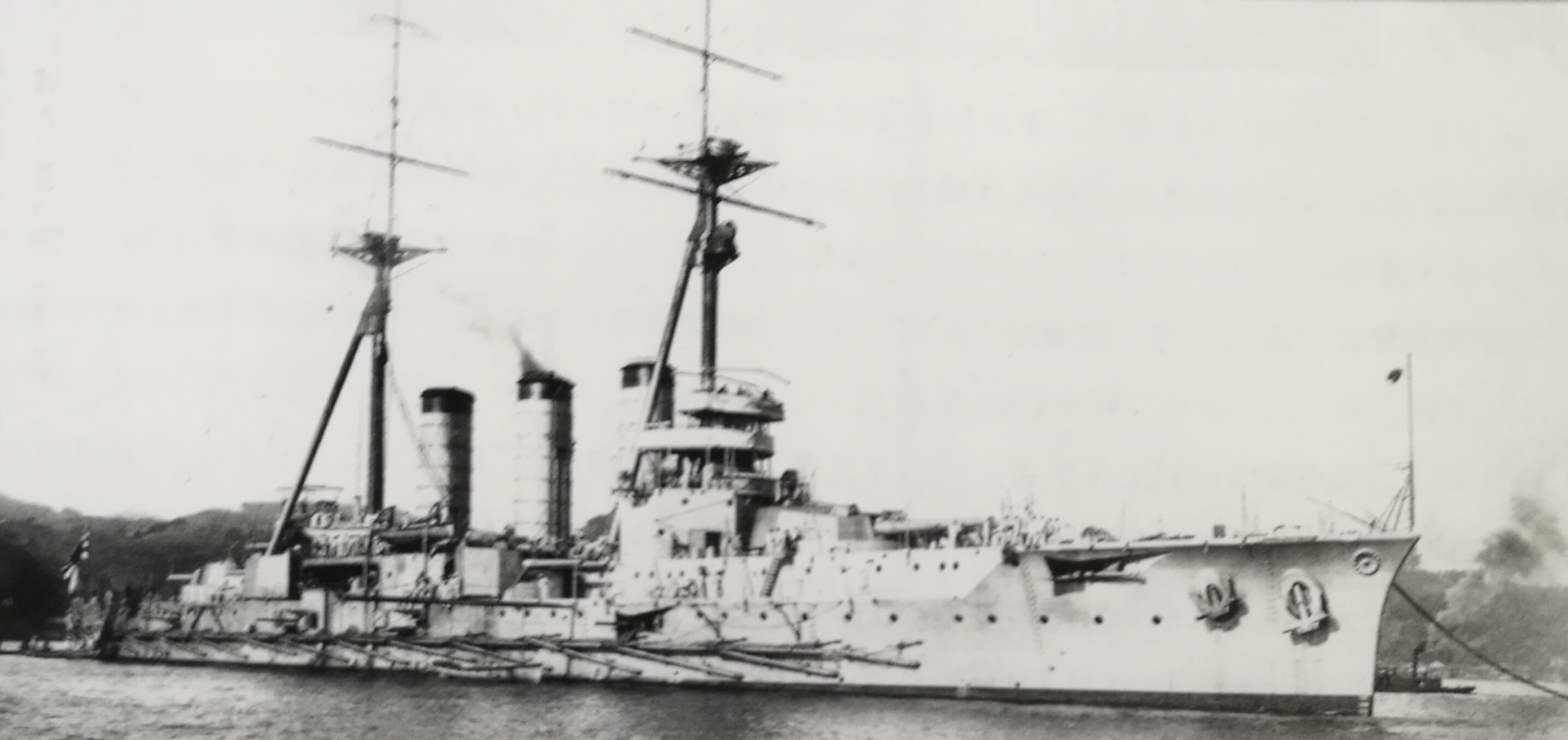 1916年的鞍馬號，後方是滿洲號