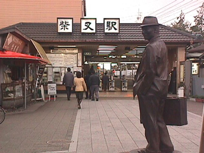 柴又車站前的寅次郎銅像