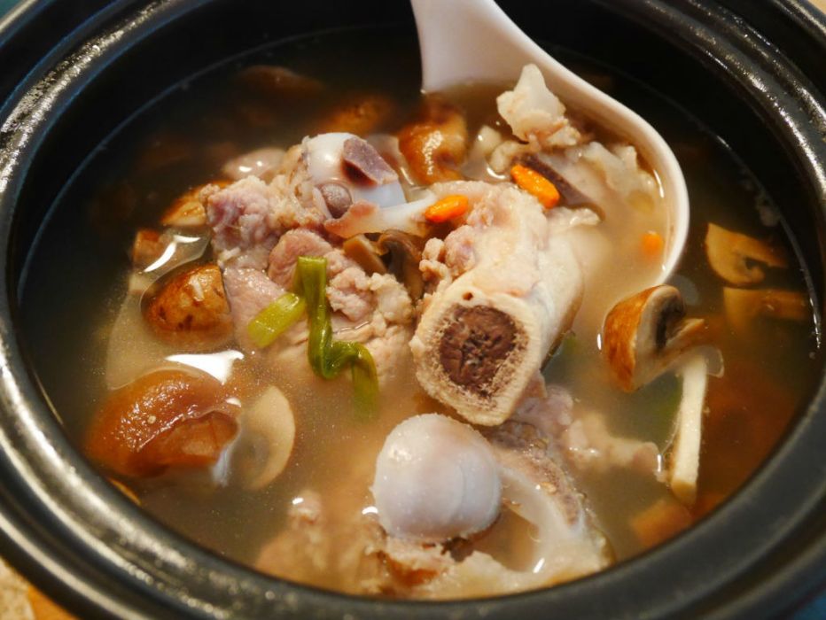 豬骨菌菇湯 豬骨菌菇湯