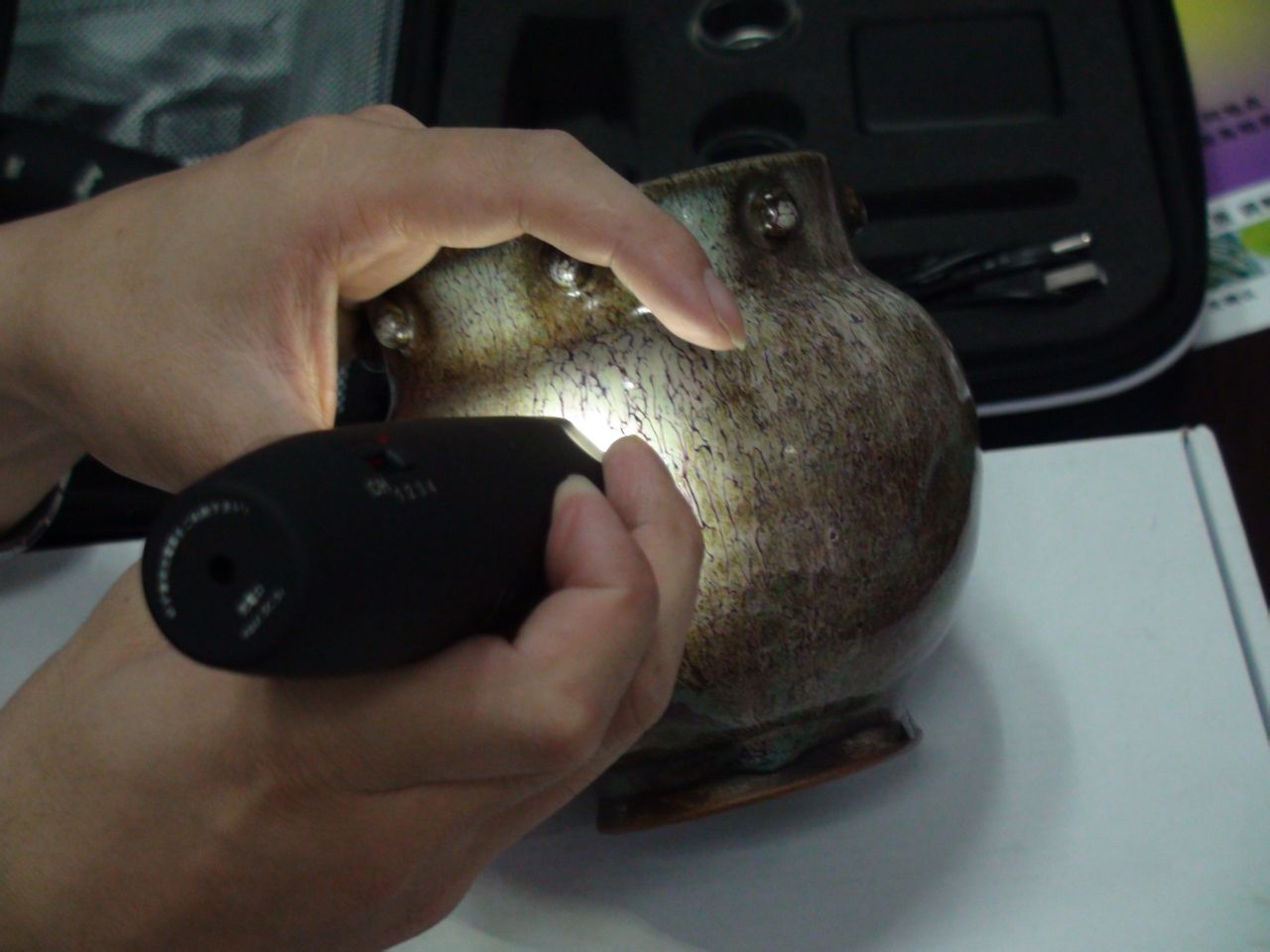 艾尼提攜帶型顯微鏡進行青銅器鑑定