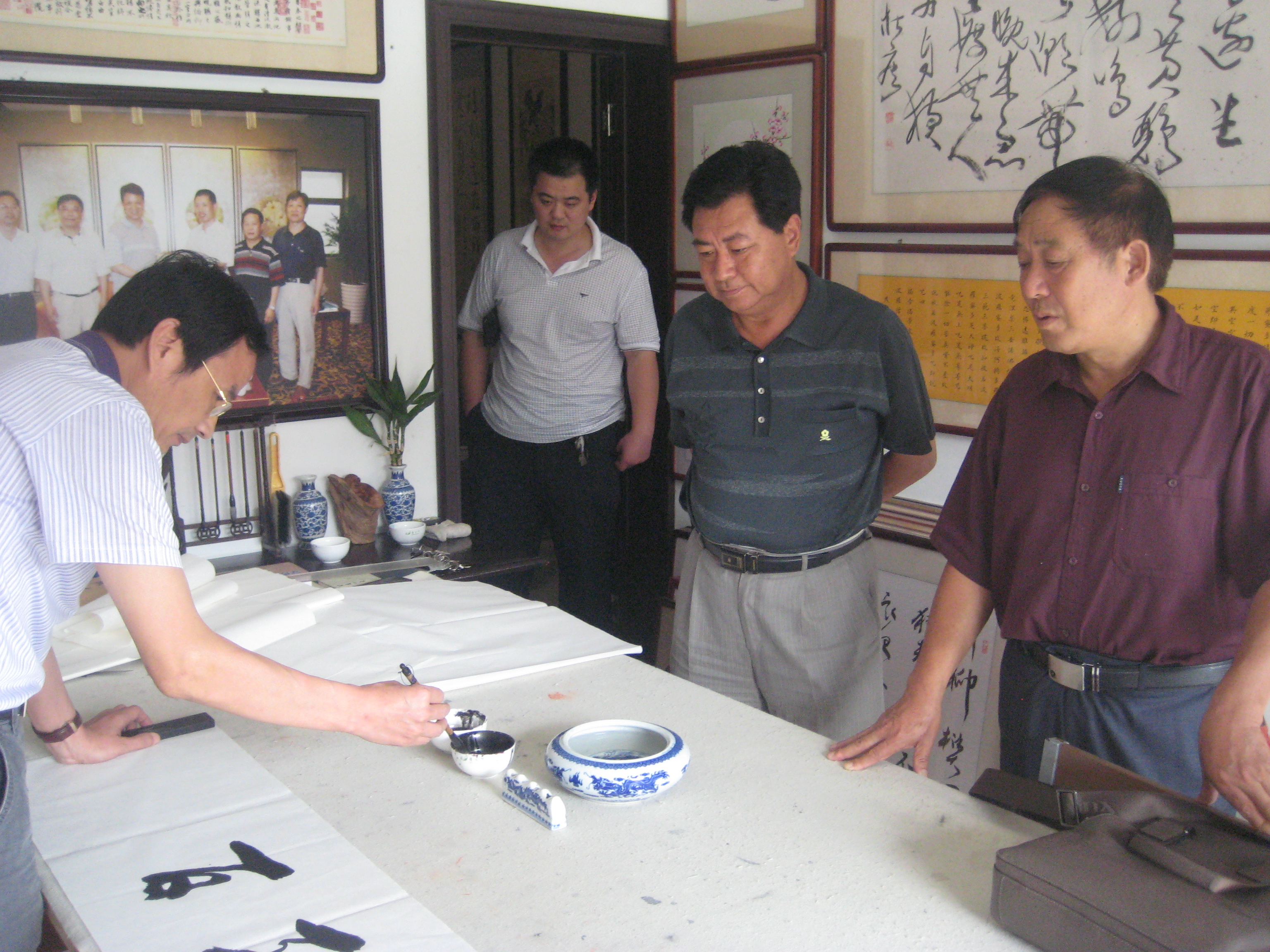 連雲港市委宣傳部副部長李鋒古在書畫社揮毫