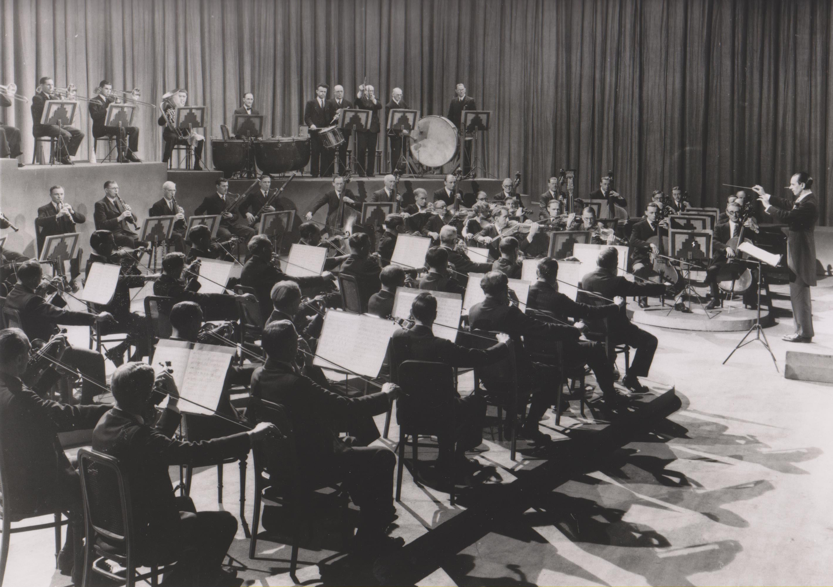 樂團為布里頓的《青少年管弦樂隊指南》錄音，拍攝於20世紀40年代
