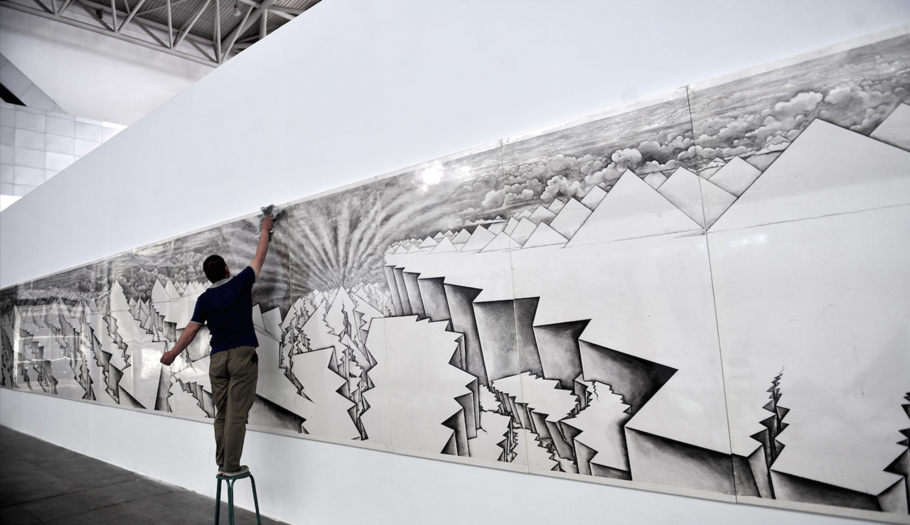 雙年展布展現場：25米長卷《冰山》