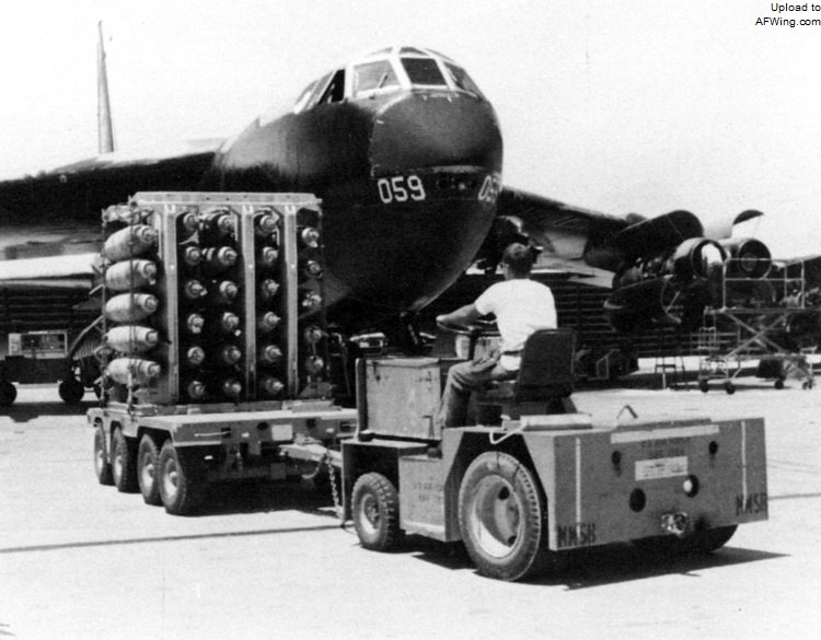 裝彈車正在為B-52DB彈倉安裝彈藥